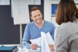 nette kollegen arbeiten zusammen im büro © contrastwerkstatt / Fotolia