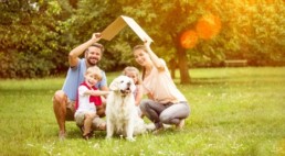 Familie mit Dach über Kopf als Symbol für Hausbau © Robert Kneschke / Fotolia