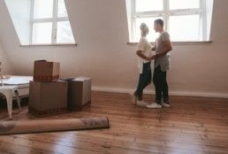 Couple in love moving in new home © Jacob Lund / Fotolia